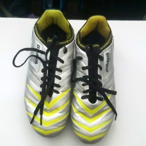 Mens Brava soccer shoes size 9